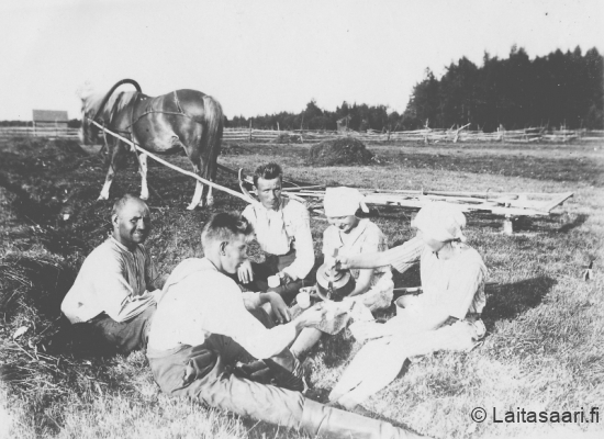 Kahvipaussilla työn lomassa